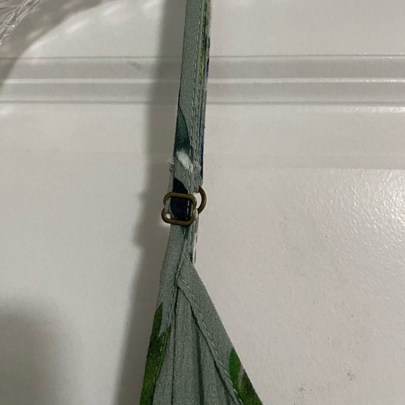 Flynn Skye Hazel Floral dress with slit size Large EUC - Picture 6 of 9